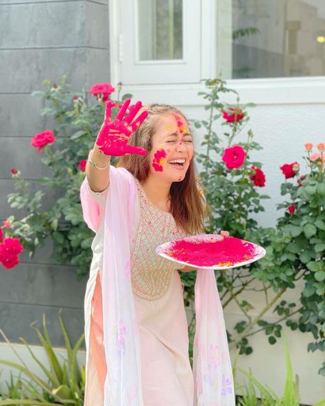 Neha Kakkar Holi Festival Enjoy From Husband Rohan Rohanpreet Home and All Family's Member. || Neha kakkar Holi Pics Fashion Lookbook Layout, Neha Kakkar Dresses, Tony Kakkar, Holi Girls, Holi Pictures, Festival Photos, Holi Photo, Festival Photography, Neha Kakkar