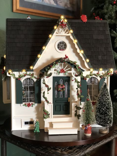 Dollhouse Christmas Decorations, Diy Christmas Village Houses, Diy Christmas Village Displays, Dollhouse Holiday, Christmas Dollhouse, Diy Christmas Village, Gingerbread House Decorations, Pottery Houses, Dollhouse Christmas