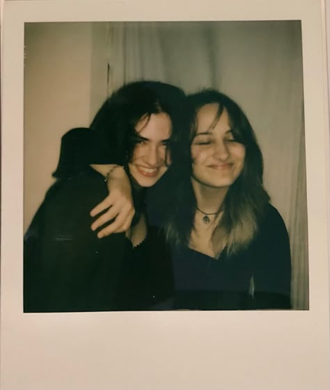 Best friends Cute Polaroids With Friends, Best Friend Pictures Wedding, Polaroid Pics With Friends, Polaroid Of Friends, Bff Polaroid Pictures, Poloroid Pictures Ideas Best Friend, Best Friend Polaroid Pictures Aesthetic, Polaroid Inspo Friends, Polaroids With Friends