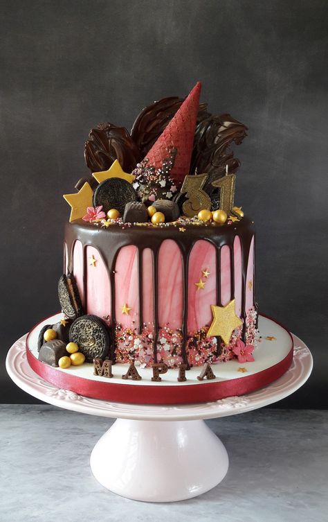 Pink marble chocolate drip cake. Chocolate Dripping Cake, Sprinkle Drip Cake, Gin And Tonic Cake, Dipped Treats, Chocolate Marble Cake, Marble Chocolate, Chocolate Cake Designs, Chocolate Drip Cake, Fun Cakes