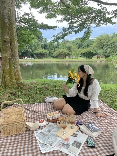 Picnic Outfit Ideas Picnic Posing Ideas, Picnic Photoshoot Outfit Ideas, Picnic Poses Ideas, Picnic Aesthetic Poses, Picnic Photo Shoot Ideas, Lake Date Outfit, Girls Picnic Outfit Ideas, Picnic Pics Ideas, Bday Picnic Aesthetic