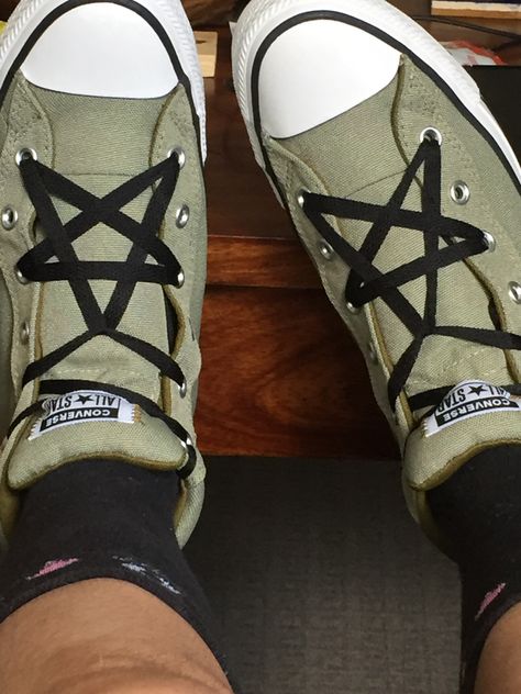 How To Make A Pentagram With Shoelaces, Heart Laces Shoes, Pentagram Shoelaces, Converse Star Laces, Heart Shoe Laces, Star Shoelaces, Decorated Converse, Star Laces, Converse Laces