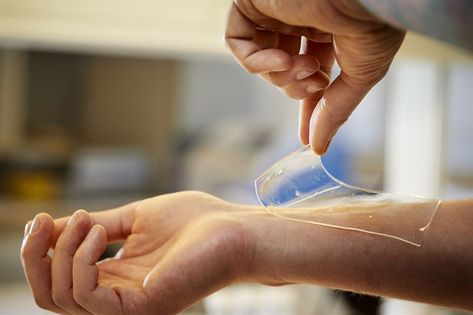 New material to treat wounds can protect against resistant bacteria - Chalmers Chalmers University, Wound Care Dressings, Scientific Articles, Wound Dressing, Skin Patches, Body Fluid, Natural Antibiotics, Wound Care, Chemical Engineering