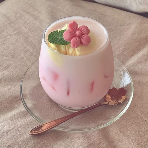 Pretty Dessert, Cute Snacks, Pink Foods, Think Food, Kawaii Food, Cute Desserts, Dessert Drinks, Food Obsession, Cafe Food