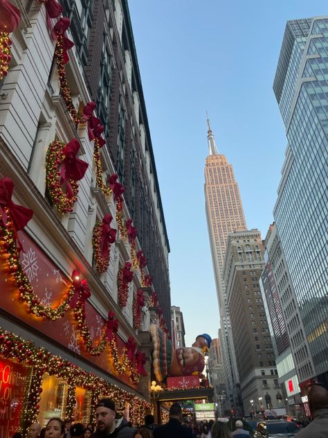 Nyc Christmas Aesthetic, Christmas New York City, Nyc Empire State Building, New York Christmas Time, Christmas New York, New York In December, Once Upon A December, Holidays In New York, Christmas Nyc