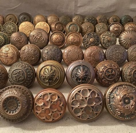 Cool vintage doorknob collection Interior Door Knobs, Best Interior Paint, Door Knobs And Knockers, Vintage Door Knobs, Antique Door Knobs, Interior Design Courses, Vintage Hardware, Antique Door, Antique Hardware