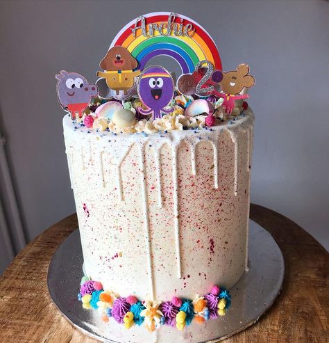 @leggeslittleluxuries on Instagram: “H e y 🌈 D u g g e e . LOVED every minute of making this colourful hey duggee cake for a special 2nd birthday 🎉 . 4 layers of colourful…” Bebe Finn Cake, Hey Duggee Cupcakes, Duggee Birthday Cake, Hundreds And Thousands Cake, Hey Duggee 2nd Birthday Party, Hey Duggee Decorations, Hey Duggee 1st Birthday Cake, Hey Duggee Birthday Party, Hey Duggee Cake