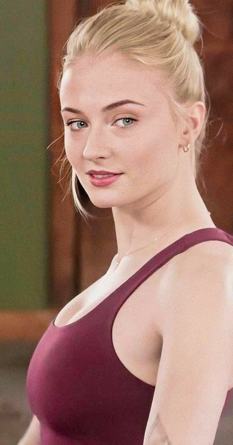 Sophie Turner Body, Sophie Turner Photoshoot, Sophia Turner, Female Celebrity Crush, Sansa Stark, Beautiful Dresses Short, Sophie Turner, Girl Celebrities, Jean Grey