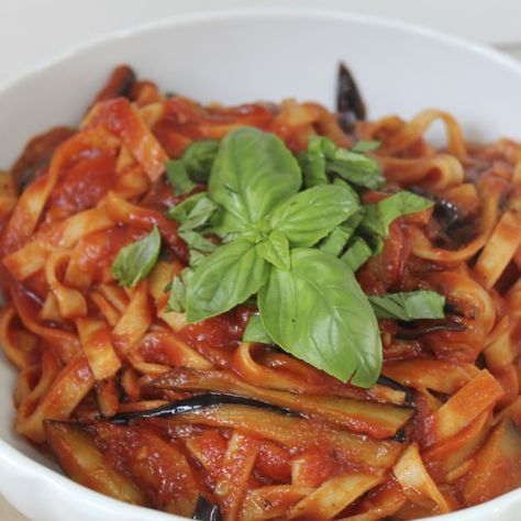 Pasta A La Norma, Sicilian Cuisine, Salted Recipes, Foreign Cuisine, Aubergine Recipes, Italian Notes, Food In Italy, Sicily Food, Aubergine Recipe