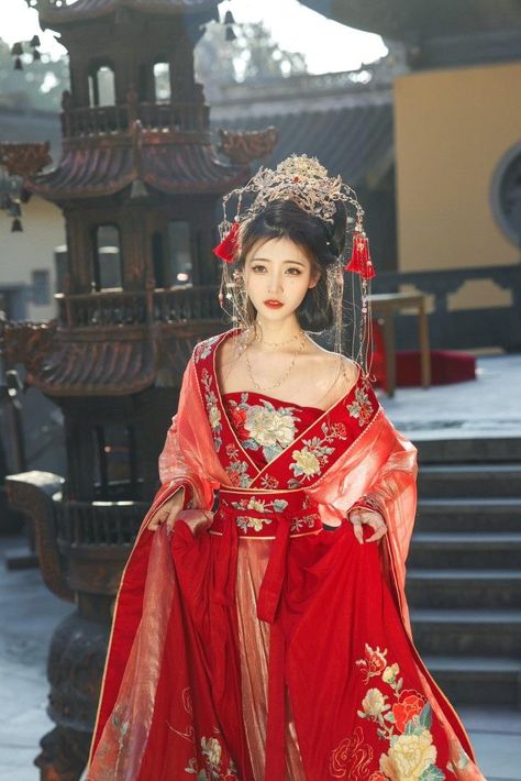 Ancient Chinese Wedding Dress, Chinese Wedding Dress Traditional Hanfu, Chinese Outfits Traditional Women, Japanese Royalty Clothing, Empress Hanfu, Empress Outfit, Chinese Outfits Traditional, Chinese Wedding Outfits, Chinese Wedding Dresses