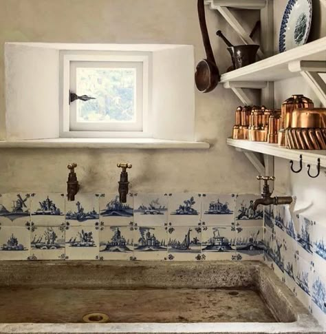 Jane French Home on Instagram: "Charming kitchen nook, image via @tat.london @leahoconnelldesign #janefrenchhome #blueandwhite #kitchen #delft #portuguesetiles #concretesink #tampaantiques #tampavintage #copperpots" Vintage Kitchen Tile, Dutch Tiles, Barn Kitchen, Instagram Kitchen, Delft Tiles, Charming Kitchen, Kitchen Bathroom Remodel, Kitchen Corner, Cottage Interiors