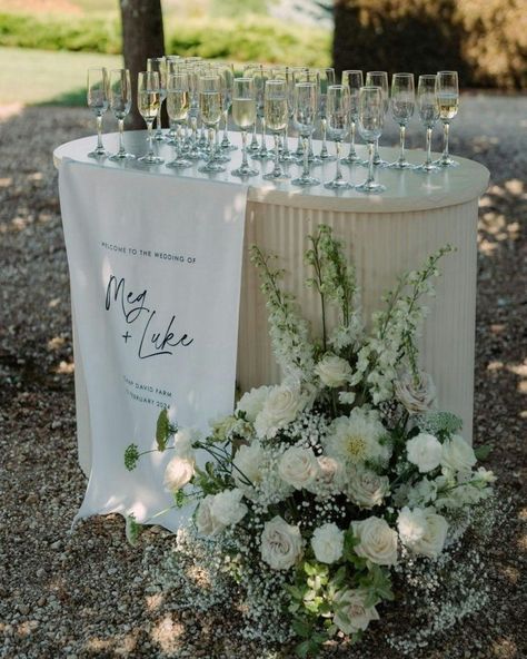 This might just be the dream summer wedding set up ✨ Add an extra special touch to your welcome sign by combining it with an elegant drinks station. I fell in love with this beautiful display at @campdavidfarm, featuring natural linen and a tonal floral arrangement. Pairing your welcome sign with a drinks station creates a warm, elegant welcome for your guests. Opting for a tonal colour scheme keeps everything seamless and sophisticated. Follow for more luxury wedding inspiration 💍 ✨ ... Drinks Station, Wedding Welcome Table, Wedding Drink Station, Drink Display, Your Welcome, Dream Summer, Beach Wedding Inspiration, Welcome Drink, Creative Wedding Ideas