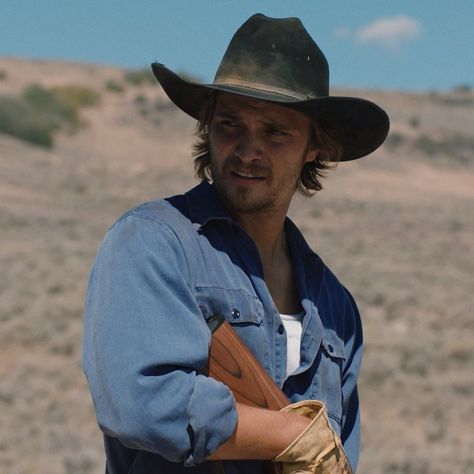 Kacey Dutton, Yellowstone Kayce, Kayce Dutton, Look At This Dude, Yellowstone Series, Luke Grimes, Western Aesthetic, Ranch Life, Yellow Stone