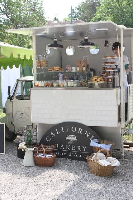 Orticola 2009 | California Bakery | Flickr Bakery Truck, Food Truck Design Interior, Foodtrucks Ideas, Food Truck Events, Gerobak Dorong, Mobile Coffee Shop, Cafeteria Food, Mini Cafe, Best Food Trucks