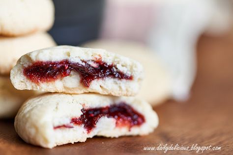 dailydelicious: Jam filled cookies Cheesecake Burnt, Jam Filled Cookies, Coffee Crunch, Cookies With Jam, Diy Condiments, Thai Coffee, Berry Cookies, Crunch Cookies, Basque Cheesecake