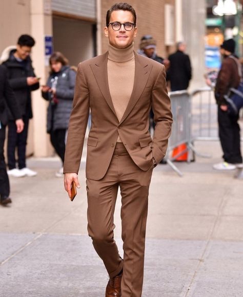 Brown Blazer Outfit Men, Brown Blazer Outfit, Best Suits For Men, Brown Suit, Dapper Dudes, Brown Leather Shoes, Brown Blazer, Turtleneck Shirt, Brown Suits