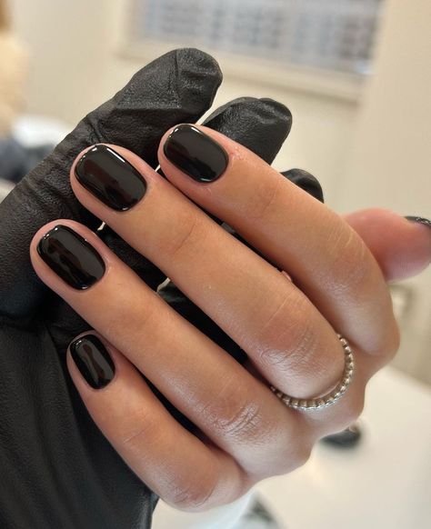 Gel Mani Short Nails Fall Colors, Very Short Black Nails, Short Nails Black Design, Short Black Nails Aesthetic, Short Gel Nails Black, Short Black Gel Nails, Short Nails Ideas Black, Chic Nails Short, Short Nail Black