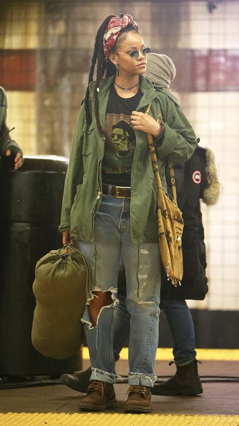 Rihanna on set of Ocean’s 8. Spiritual Girl Aesthetic Outfits, Locs Women, Rihanna Street Style, Looks Rihanna, Rihanna Outfits, Reggae Style, Rihanna Looks, Rihanna Style, Earthy Outfits