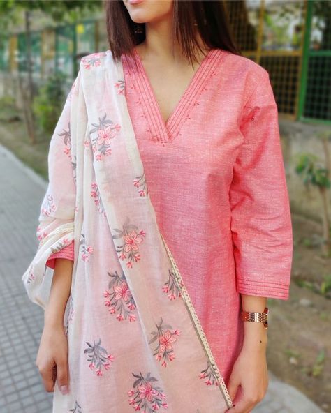 Kurthi Dupatta Set, Cotton Kurti Set With Dupatta, Indian Cotton Suits Designs, Cotton Dupatta Suits, Pink And White Kurti Design, Cotton Suit Styles Women Indian, Kurta Dupatta Set, Cotton Suit Set Design, Simple Salwar Suits Cotton