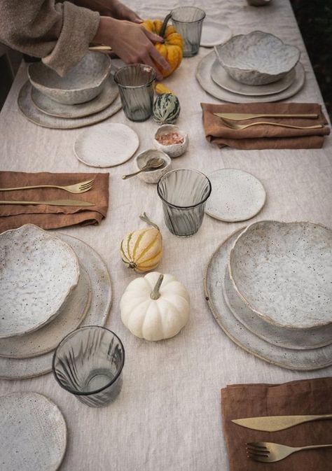 Autumn Tablescapes, Dinnerware Sets Rustic, Rustic Dinnerware, Farm House Livingroom, Rustic Plates, Modern Country Style, Pinch Bowls, Textures And Patterns, Plates And Bowls Set