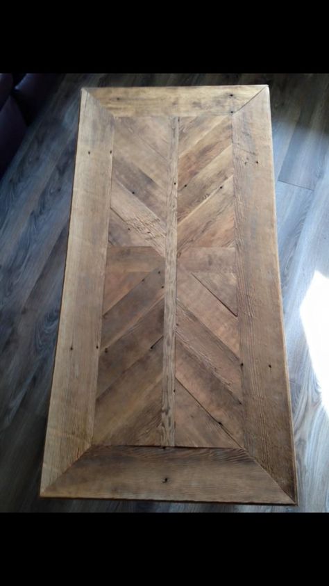 Old Pallet Ideas, Parquet Table, Barn Door Tables, Diy Farm Table, Diy Farmhouse Coffee Table, Barn Table, Diy Table Top, Old Barn Wood, At Home Furniture Store