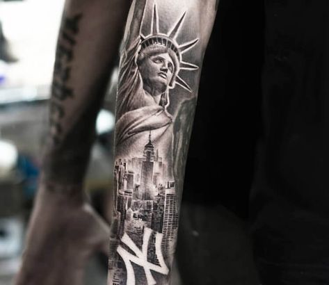 Tattoo photo - New York City tattoo by Dani Ginzburg Statue Of Liberty Tattoo, Liberty Tattoo, New York Tattoo, Nyc Tattoo, Female Tattoos, Men Tattoos, City Tattoo, New York Graffiti, Tattoo Prices