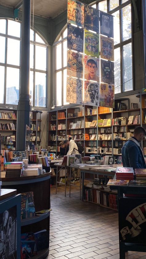 Halle Saint Pierre, Halle, Paris, Books