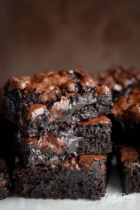 Cacao Brownies, Brownies Decorados, Chewy Brownies Recipe, Cocoa Brownies, Fudgy Brownie Recipe, Best Brownie Recipe, Decadent Chocolate Desserts, Carob Powder, Chewy Brownies