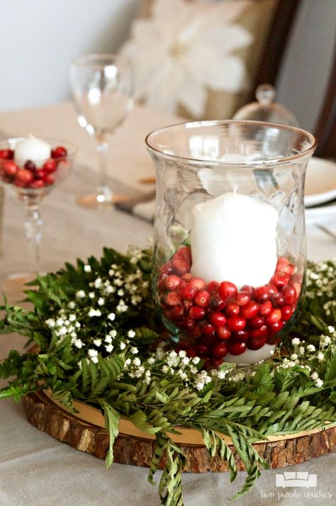 Simple and Natural Christmas Table Decor Christmas Party Table, Christmas Table Decor, Christmas Dinner Table, Christmas Table Centerpieces, Christmas Centerpieces Diy, Christmas Tablescape, Natural Christmas, Holiday Centerpieces, Christmas Tablescapes