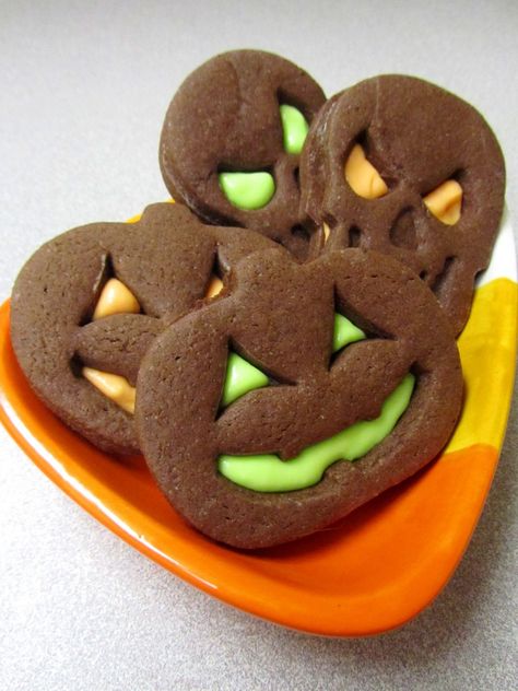 Halloween Brownie Roll Out Cookie Sandwiches. #food #Halloween #brownies #cookies Halloween Brownie, Snack Halloween, Halloween Fingerfood, Halloween Torte, Pasteles Halloween, Halloween Brownies, Recetas Halloween, Cookie Sandwiches, Halloween Baking