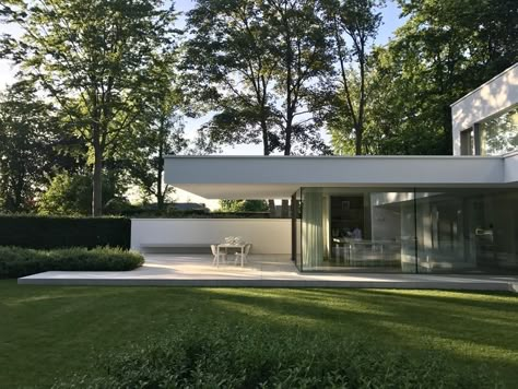 Minimal Villa Exterior, White Villa Exterior, Minimalist Villa Exterior, Minimal Villa Design, Modern Minimal House, Minimal Villa, Minimalist Villa, Inspiration Reference, White Villa