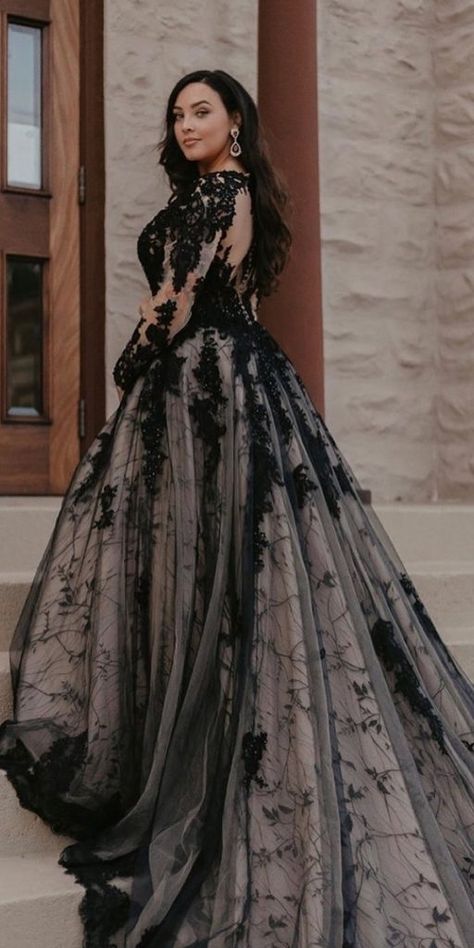 Witch Wedding Dress Plus Size, Blush And Black Wedding Dress, Black Corset Wedding Dress, Plus Size Black Wedding Dress, Black Wedding Dress Lace, Black Plus Size Wedding Dress, Alternative Wedding Dress Color, Famous Wedding Dress Designers, Black White Wedding Dress