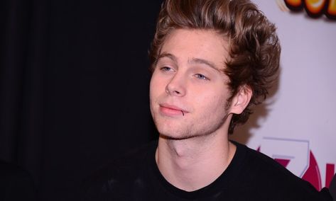 16 Times Luke Hemmings' Lip Ring Stole The Show From 5SOS & Basically Everything — PHOTOS Lip Piercing Ring, Constellation Piercings, Luke Roberts, Smiley Piercing, Body Suit Tattoo, Facial Piercings, Punk Scene, Lip Ring, Belly Button Piercing