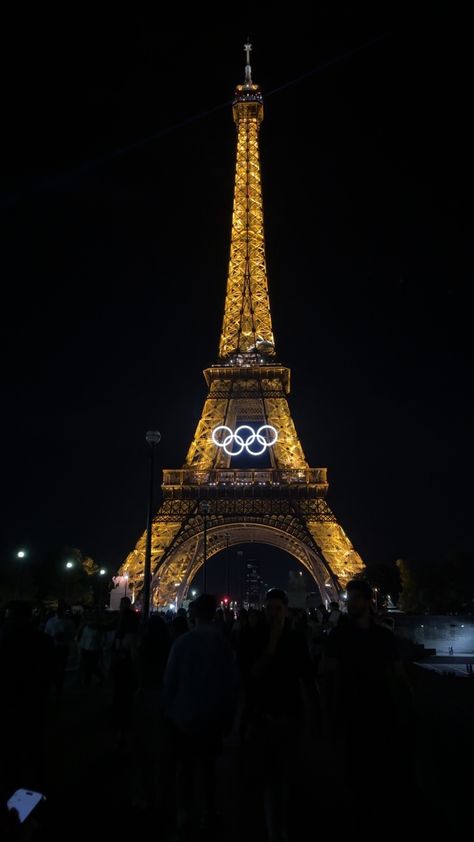 Pictures Of The Eiffel Tower, Wallpaper Background Design, Go Usa, Paris Tour Eiffel, Paris Wallpaper, Iphone Wallpaper Sky, Paris Pictures, Paris At Night, Paris Love