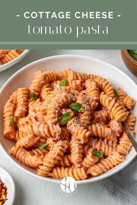 This tomato cottage cheese pasta combines tomatoes, cottage cheese, and parmesan cheese to make a rich, creamy, and high-protein pasta. Tomato Cottage Cheese, Kay Nutrition, Cottage Cheese Pasta, High Protein Pasta, Cheese Pasta Recipes, Creamy Pasta Sauce, Healthy Vegetarian Dinner, Protein Pasta, Nutritional Snacks