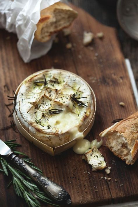 Baked Camembert Rustic Food Photography, Oven Recipes, Beautiful Food, Cheese Recipes, Appetizer Snacks, Bon Appetit, Food Photo, Wine Recipes, Food Inspiration