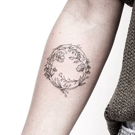 Tattoo Triangle, Circle Tattoo Design, Third Eye Tattoos, Circular Tattoo, Henne Tattoo, Wreath Tattoo, Berlin Tattoo, Scottish Beach, Vegan Tattoo