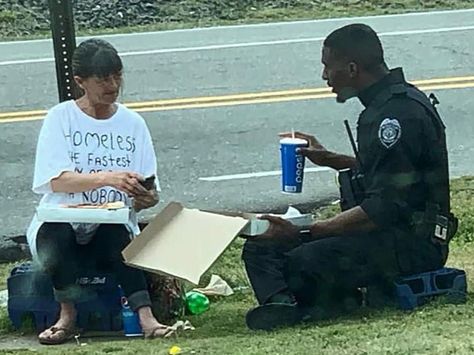 Seen on social media: Police officer shares pizza with homeless woman during lunch break -- The womans shirt read Homeless: The fastest way of becoming a nobody. That was the message that inspired a touching photo of Officer Michael Rivers of the Goldsboro Police Department in North Carolina on Wednesday.  He was on his lunch break when he came upon a homeless woman he hadn't seen before in the community.  He asked her if she'd eaten. She said no.  Rivers said "God put it on my heart to get her Quotes For Motivation, Community Policing, Touching Photos, Heartwarming Photos, One Word Art, Types Of Humor, Digital Text, R Memes, Personal Health