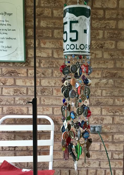 Repurposed License Plates, License Plate Craft Ideas, License Plate Wind Chime, Things To Make With Bottle Caps, License Plate Ideas Decor, Old Chandelier Ideas Repurposed, Old License Plate Ideas, Recycled Keys, License Plate Crafts Projects