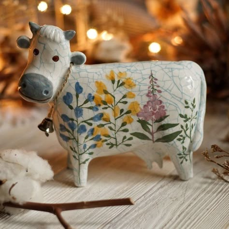 Follow to support me and to know how to make such crafts Clay Cow, Easy Clay Sculptures, Ceramic Sculpture Figurative, Pottery Animals, Air Dry Clay Projects, Paper Mache Art, Paper Mache Crafts, Clay Diy Projects, Diy Ceramic