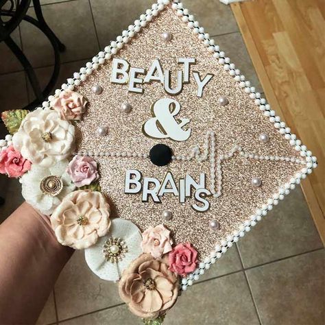 Gold Graduation Cap With Flowers #flowersgraduationcap Beauty School Graduation, Cosmetology Graduation, Cosmo School, Creative Graduation Caps, Creative Ideas To Make, Graduation Hats, High School Graduation Cap, College Graduation Cap Decoration, Grad Hat