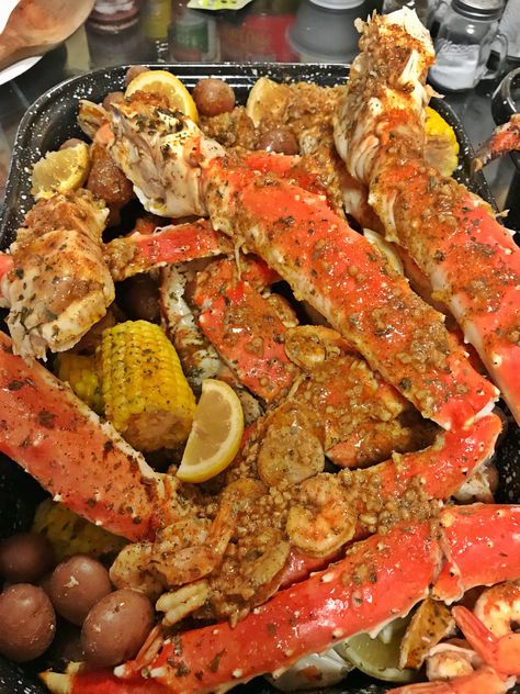 Garlic Crab, Cajun Seafood Boil, Seafood Boil Recipes, Boiled Food, Crab Boil, Yummy Seafood, Soul Food Dinner, Crab Legs, Food Babe