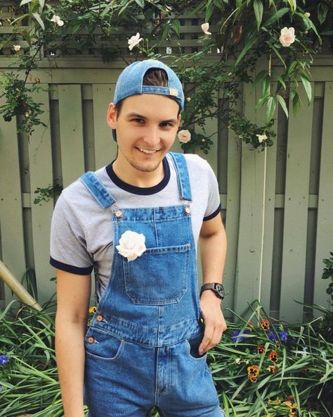 Overalls Men Fashion Aesthetic, Mens Overalls Shorts, Guys In Overalls, Men’s Overalls, Boy In Overalls, 90s Aesthetic Fashion, Overall Men, Men In Overalls, Mens Overalls