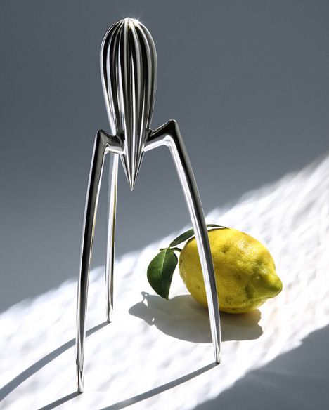 Juicy Salif lemon squeezer by Philippe Starck for Alessi Assiette Design, Citrus Squeezer, Lemon Squeezer, Citrus Juicer, Charlotte Perriand, Design Del Prodotto, How To Squeeze Lemons, Philippe Starck, House Doctor