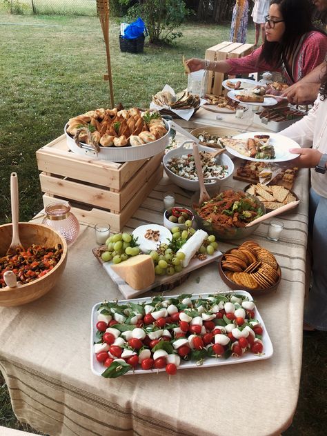 Garden Party Catering Ideas, Picnic Catering Ideas, Garden Bbq Party Decorations, Picnic Food Set Up, Picnic Style Party Food, Engagement Party Buffet Ideas, Bbq Food Set Up Party Ideas, Picnic Style Wedding Food, Bday Bbq Backyard Parties