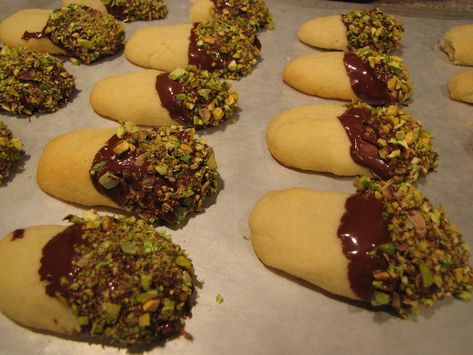 Surprise Cookie, Finger Cookies, Christmas Cookie Party, Chocolate Dipped Cookies, Chocolate Pistachio, Almond Paste, Buttery Cookies, Peanut Butter Balls, Cookie Party