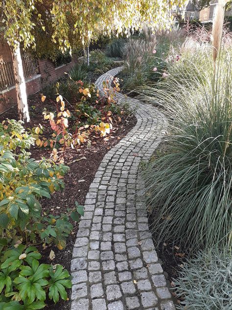 cobble path with planting Cobble Walkway, Cobble Path, Ground Drawing, Rock Pathways, Paving Garden, London Landscape, Cobblestone Walkway, Cabin Garden, Rock Pathway