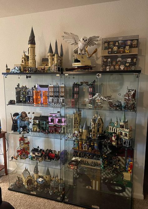 Harry Potter Lego Collection Display, Lego Collection Display Aesthetic, Lego Sets Display Ideas, Harry Potter Village Display, Lego Collection Aesthetic, Lego Harry Potter Display, Harry Potter Lego Display, Harry Potter Lego Display Ideas, Nerd Display