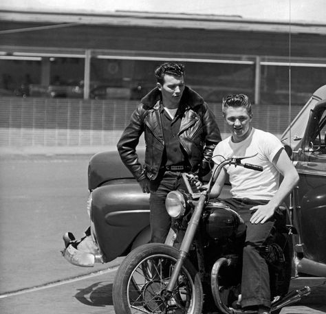 50s Greaser, 50s Teenagers, Greaser Aesthetic, Greaser Style, Angel Y Diablo, Greaser Hair, 1950s Hairstyles, Teddy Boys, Biker Style