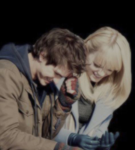 the amazing spider man gwen stacy and peter parker cute couple Spider Man Gwen Stacy, Gwen Stacy And Peter, Gwen Stacy And Peter Parker, Spider Man Gwen, Emma Stone Gwen Stacy, Spider Men, Andrew Garfield Spiderman, Garfield Spiderman, Bug Boy